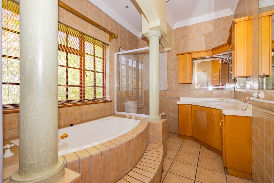 5 Bedroom Property for Sale in Langerug Western Cape